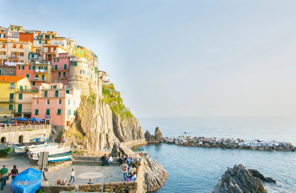 Manarola Italia Aprilie 2011 Bărcile Tras Sus Oamenii Piața Sub — Fotografie, imagine de stoc