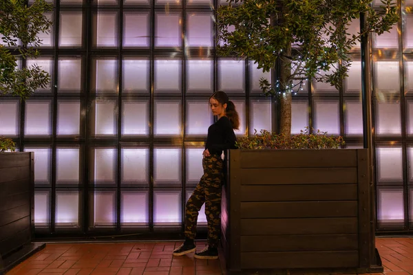 Auckland Nova Zelândia Setembro 2018 Menina Inclinada Olhando Pensativo Plantador — Fotografia de Stock