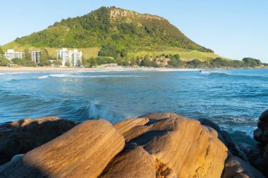 Landmark Mount Maunganui güneş gibi yükselir ve gölgeler ön plan taşa çevirir