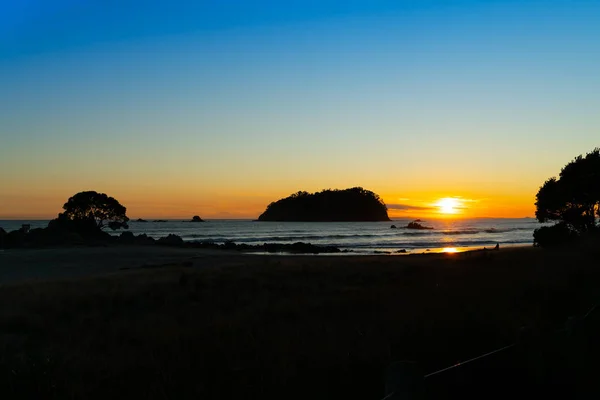 Golden Sunrise Mount Maunganui Beach Silhouetting Motuotau Rabbit Island Island — Stock Photo, Image