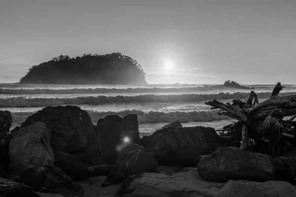 Monochromatyczne Fale Przewrócić Wschodzie Słońca Plaży Mount Maunganui Silhouetting Motuotau — Zdjęcie stockowe