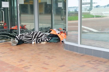 Tauranga, Yeni Zelanda - 22 Eylül 2018; Evsiz insanlar kilim şehir merkezi kapı aralığında altında uyuyor