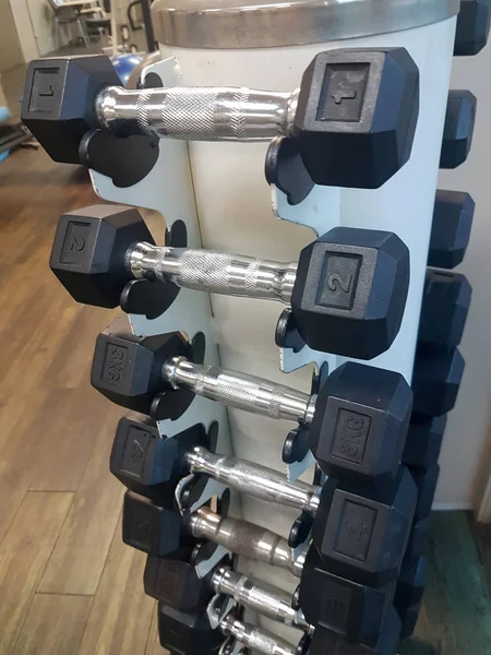 Dumbells Stand Com Números Que Representam Aumento Peso — Fotografia de Stock