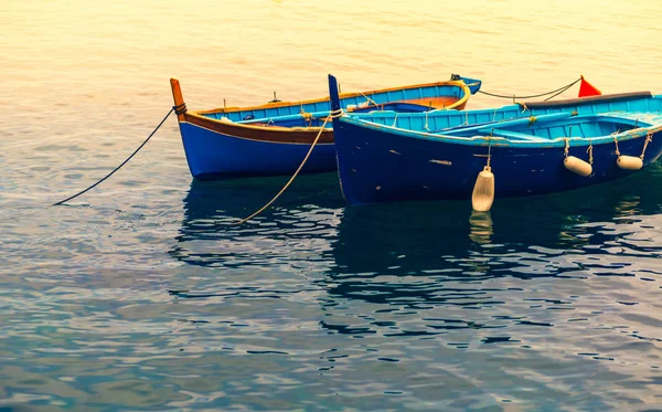 Δύο Μικρά Σκάφη Αγκυροβολημένα Μαζί Στη Μεσόγειο Θάλασσα Τσίνκουε Τέρρε — Φωτογραφία Αρχείου
