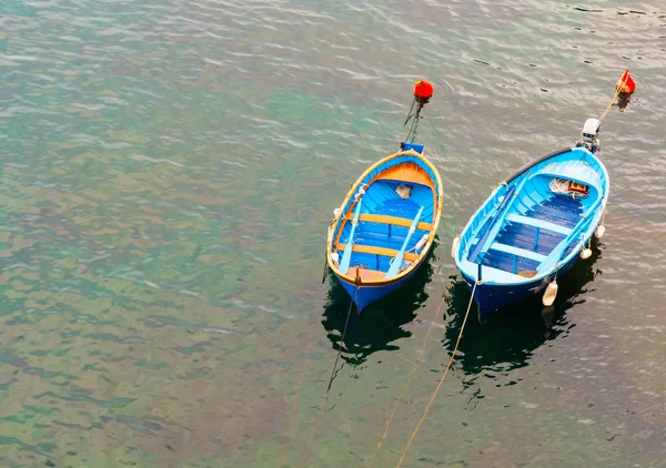 Deux Petits Bateaux Haut Point Amarrés Ensemble Sur Mer Méditerranée — Photo