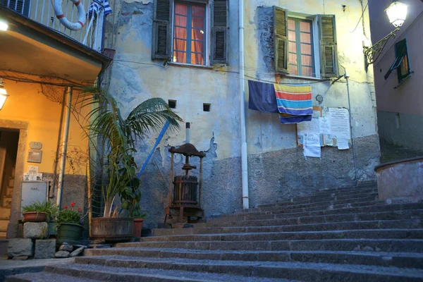 Riomaggiore Italia Abril 2011 Escalones Anchos Que Conducen Entre Edificios —  Fotos de Stock