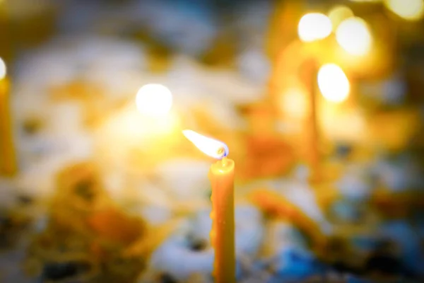 Kerzenflamme Beleuchtet Bereich Selektiven Fokus Überwiegen Gelbtöne — Stockfoto