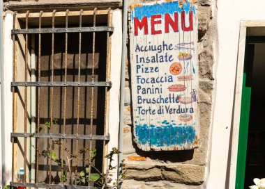Vernazza, İtalya - 26 Nisan 2011; İtalyan köyü tipik pizzacı Gıda Alışveriş tabela reklam farklı teklifleri ile küçük resimler