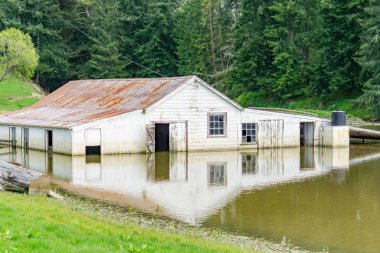 Yağmur takip su ile çevrili sular altında çiftlik bina.