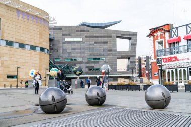 Wellington, Yeni Zelanda - 1 Ekim 2018; 2018 ve gri ışık topları tarafından Chris Gregory Te Papa, Yeni Zelanda Müzesi arkasında mimari özellikleri ile Wellington sahildeki turistler ve diğer üç dünyalar heykel Ruth Watson tarafından yüklü.