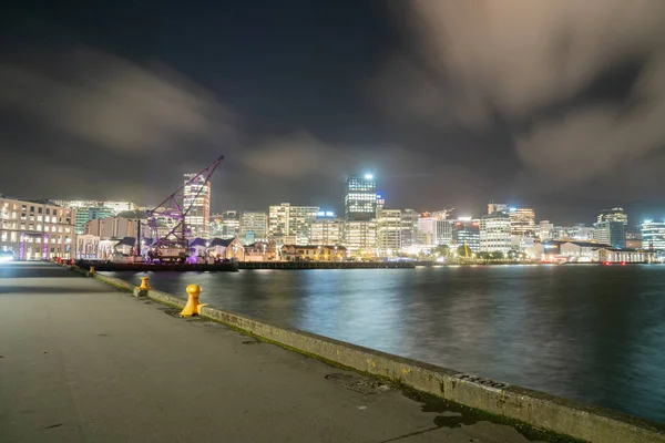 ウェリントン ニュージーランド 2018 街のスカイラインやウォーター フロント ウェリントン ニュージーランドを超えた照らされた建物で夜の時間 — ストック写真
