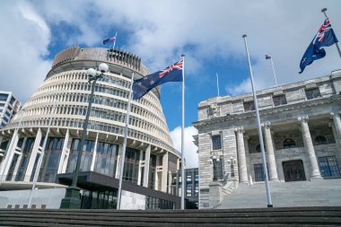 House of Parliament Beehive ile Yeni Zelanda hükümet binaları, House neo-klasik stil çarpıntı önünde bayraklar.