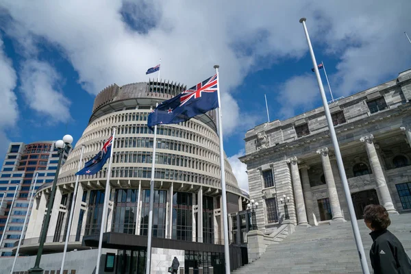 Wellington, Yeni Zelanda - 2 Ekim 2018; House of Parliament Beehive ile Yeni Zelanda hükümet binaları, House neo-klasik stil çarpıntı önünde bayraklar.