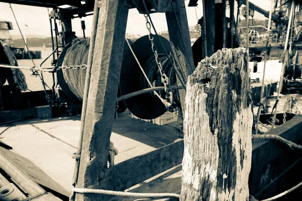 Ouderwetse Effect Kruis Verwerkte Commerciële Boten Vistuig Netten Afgemeerd Wharf — Stockfoto