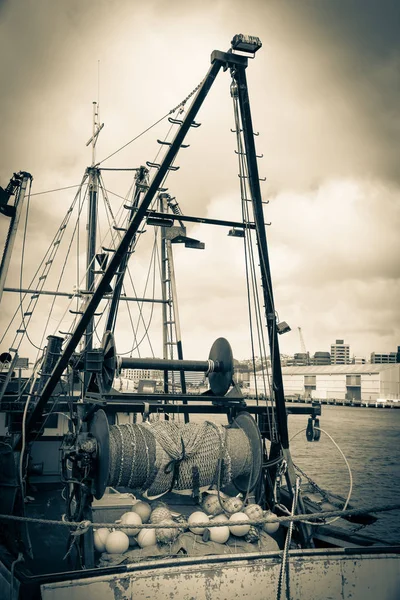 旧风格的形象商业渔船齿轮和渔网停泊在惠灵顿码头 — 图库照片