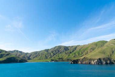 Koyu ve çevresindeki tepeler muhteşem zemin Kraliçe Charlotte ses Marlborough sesler South Island Yeni Zelanda girdikten olun