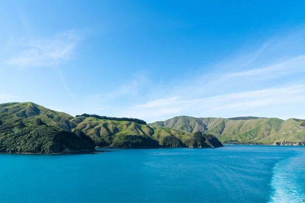 ニュージーランド南島のマールボロ サウンドでのクィーン シャーロット サウンドの美しい風光明媚な周辺の丘とターコイズ ブルー — ストック写真