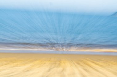 Kıyı soyut altın kum mavi su ve yakınlaştırma'soluk sky için arka plan bulanıklık