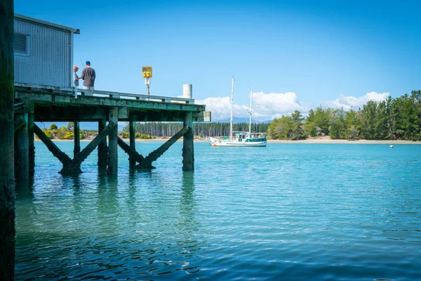 新西兰 Mapua 2018年10月3日 在新西兰南岛塔斯曼湾的沿海小镇 入口上的码头被称为威梅亚河口 — 图库照片