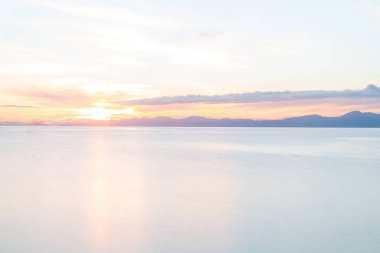 Altın gündoğumu yumuşak mavi ve pembe tonları ve mavi gökyüzü arka ışık ve Kaiterteri Tasman district of South Island Yeni Zelanda içinde plaj
