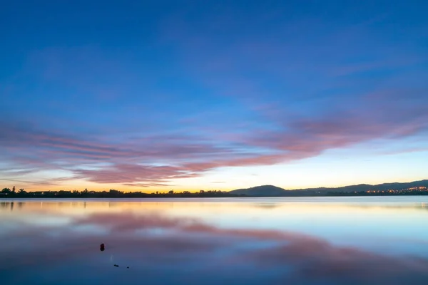 Beruhigende Wirkung Des Sonnenaufgangs Bei Langer Belichtung Über Der Bucht — Stockfoto