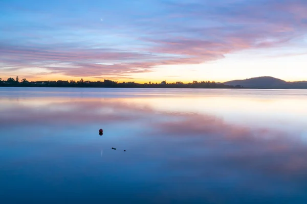 Lugnande Effekt Lång Exponering Soluppgång Över Bukten Rosa Och Blå — Stockfoto