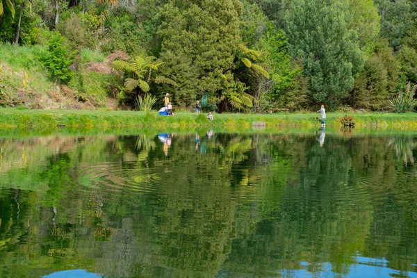 Anatoki Nueva Zelanda Octubre 2018 Niña Pescando Través Pequeño Lago — Foto de Stock