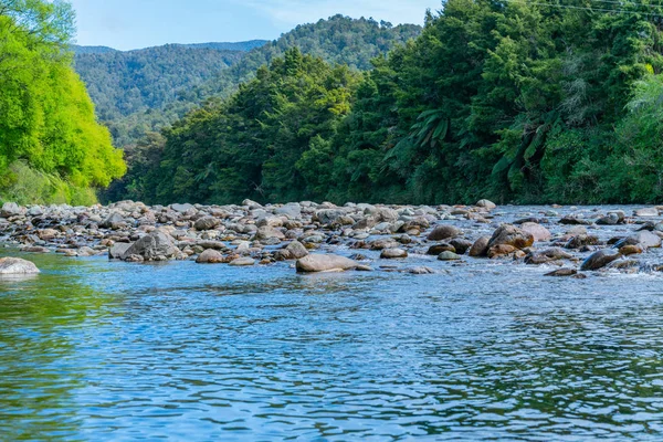 Malerisches Felsiges Flussbett Des Anatoki Flusses Und Lindgrünes Grün Der — Stockfoto