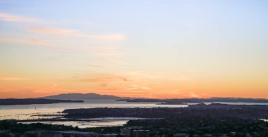 Ufukta Rangitoto Adası'na gelen silhoutee şehir ve liman arasında üst Mount Eden Auckland üzerinde gündoğumu.