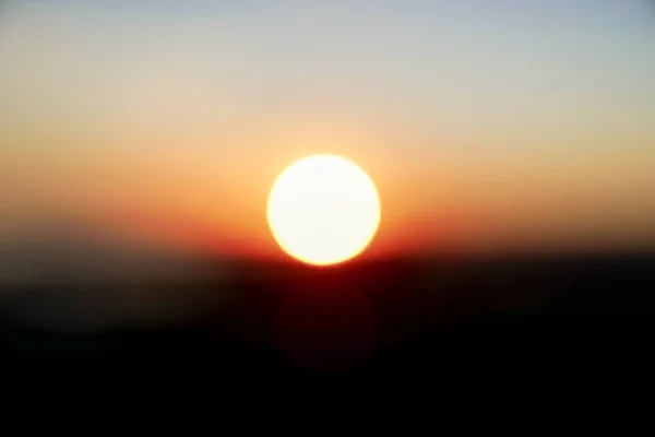 Gran Sol Dorado Horizonte Mientras Los Amaneceres Desenfocan Con Efecto — Foto de Stock