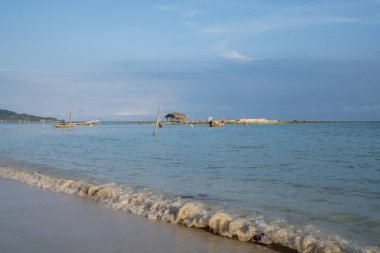 Geleneksel Asya uzun kuyruk balıkçı tekneleri demirleyen Bang Kao beach, Koh Samuui, Tayland.