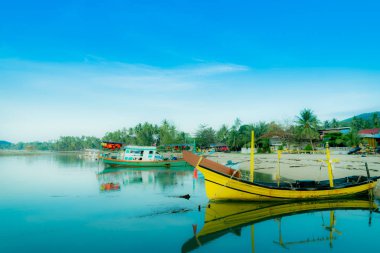 Retro etkisi görüntü, balıkçı tekneleri parlak sarı geleneksel ahşap tekne dahil olmak üzere demirleyen Bang Kao plajında Ko Samui, Tayland.