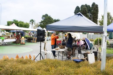 Golden Bay, Yeni Zelanda - 5 Ekim 2018 Cumartesi yerel ve organik köy pazarlarında üretmek, Toplantı ve satın alma el sanatları alocals.