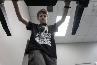  Genç kişi düşük açılardan koşu bandı üzerinde yürüyüş bir spor salonunda fiziksel aktivite yapan.