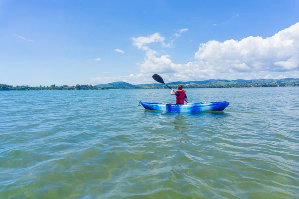 Niño Chaleco Salvavidas Rojo Remando Kayak Azul Blanco Puerto —  Fotos de Stock