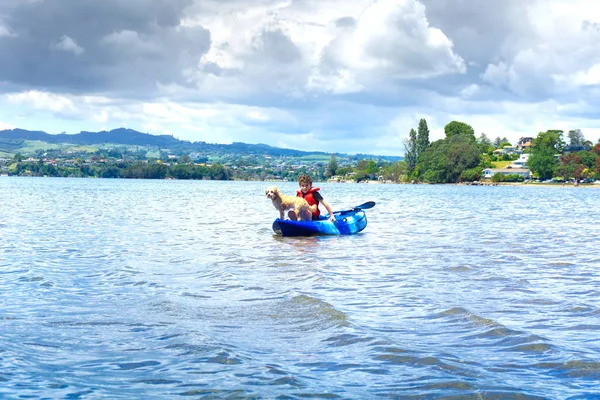 Niño Kayak Azul Blanco Puerto Con Perro Compañía — Foto de Stock