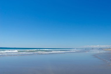 Uzun hava ve plaj aktivitelerini insanlarla güzel okyanus plaj görüntülemek.
