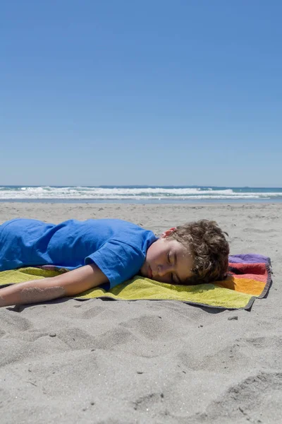 Pojke Ligga Handduk Stranden Njuter Vila Solen — Stockfoto