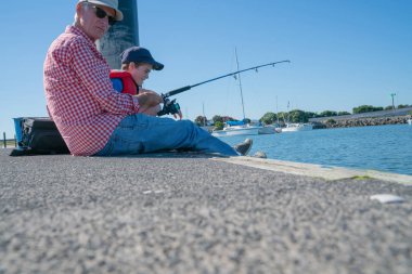 Dedesi ve İskele Balık birlikte oturan torunu güneşli sabah sakin.