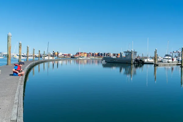 Long Curving Pier Surrounded Blue Calm Water Small Boy Red — Stock Photo, Image