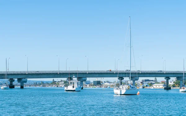 Ponte Porto Tauranga Abrangendo Porto Com Edifícios Urbanos Além Iates — Fotografia de Stock