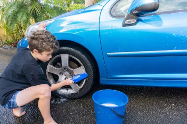 Çocuk kazanç cep harçlığı temizlik mavi kompakt araç hortumla, kova su ve araba fırça temizlik tekerlekler.