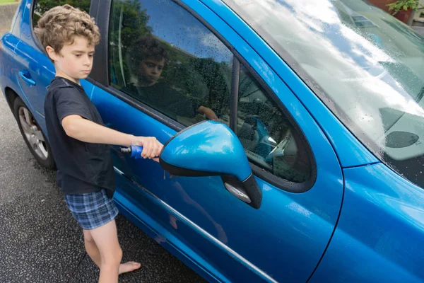 Chico Ganar Bolsillo Dinero Limpieza Azul Coche Compacto Con Manguera —  Fotos de Stock