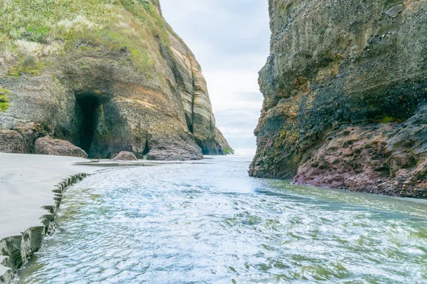 Vattnet Rusar Mellan Två Höga Rock Bluffar Från Avlägsna Havet — Stockfoto