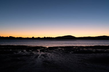 Güneş ufuk altında kalırken gündoğumu gökyüzü yoğun renk arka plan ve görüntü seyahat.