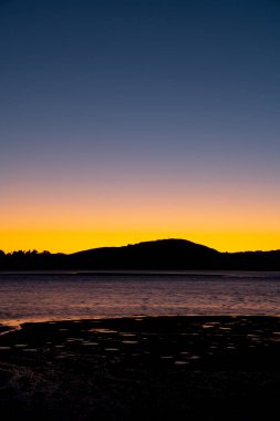 Güneş ufuk altında kalırken gündoğumu gökyüzü yoğun renk arka plan ve görüntü seyahat.