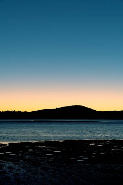 Güneş ufuk altında kalırken gündoğumu gökyüzü yoğun renk arka plan ve görüntü seyahat.