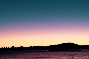 Güneş ufuk, arka plan ve seyahat görüntüsünün altında kalırken retro etkisi gündoğumu gökyüzü yoğun renklerin solmuş.