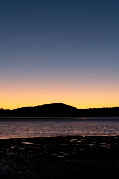 Güneş Ufuk Altında Kalırken Gündoğumu Gökyüzü Yoğun Renk Arka Plan — Stok fotoğraf