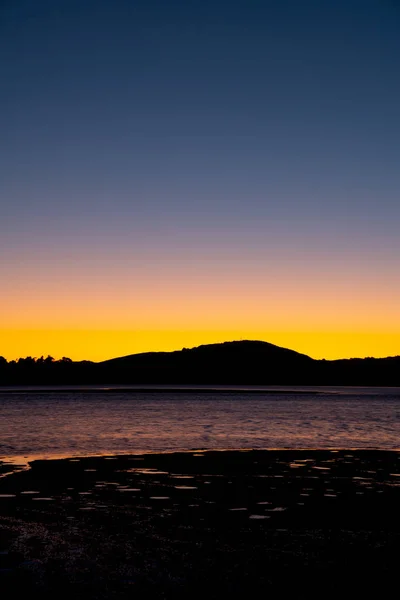 Intensive Farben Des Sonnenaufgangshimmels Während Die Sonne Unter Horizont Hintergrund — Stockfoto